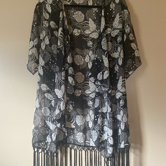 Top LuLaRoe Monroe - Taille S - Design Rose Orange Avec Franges Noires - Neuf Avec étiquettes